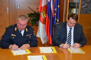 Poveljnik GZ Šentjur Martin Cmok in župan mag. Marko Diaci med podpisom načrta